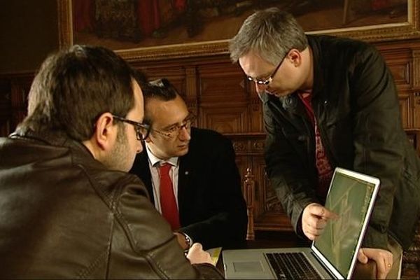 Aurélien Ibanez (à gauche) et François Desperrier (à droite), les réalisateurs du film avec Arnaud Orsel (au centre) porte-parole de la Confrérie des Chevaliers du tastevin