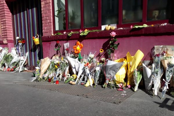 Bouquets de fleurs au 86 rue Daguerre à Paris, là où a habité Agnès Varda