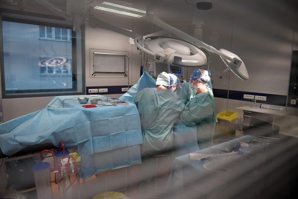 Salle d'opération au Centre de lutte contre le cancer (Léon Bérard).  