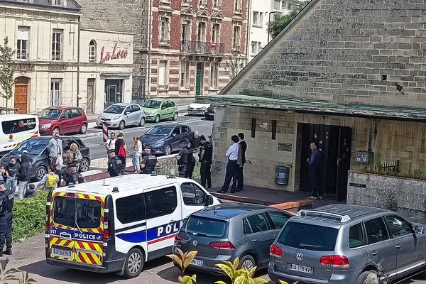 Les policiers devant l'ancienne pouponnière de Caen qui était occupée illégalement depuis le 29 octobre 2022