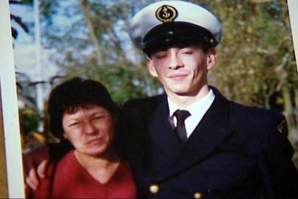 Sébastien Wanké, avec sa mère. Ce jeune marin s'est suicidé le 15 juin 2010. Son commandant Eric Delepoulle est accusé de l'avoir poussé à bout.