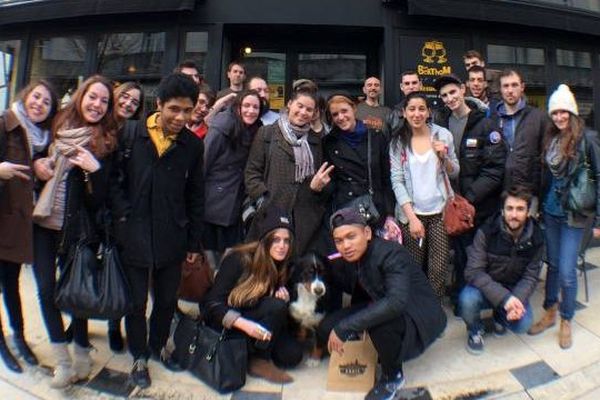 Les "acteurs" de "We are happy from Tours" devant le bar Les BerThom