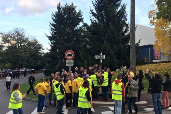 Les deux manifestations près de l'abattoir de Limoges. 