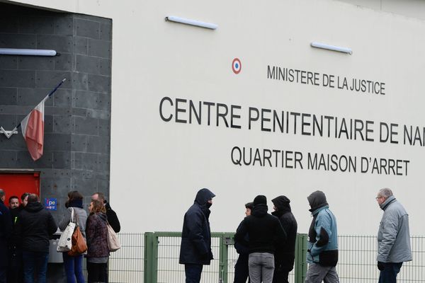 Devant la maison d'arrêt de Nantes 