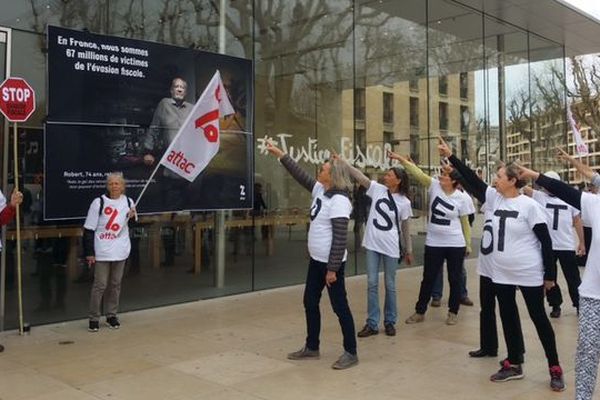 Attac se bat encore contre l'évasion fiscale. Cible de ce samedi : la boutique Apple d'Aix-en-Provence