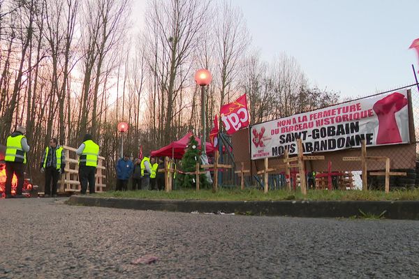 Les palettes brûlent sur le piquet de grève devant l'entrée du site Vetrotech Saint-Gobain à Coudren (Aisne).