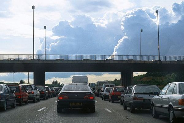 Il est recommandé de limiter la vitesse sur les routes et de pratiquer le covoiturage. 