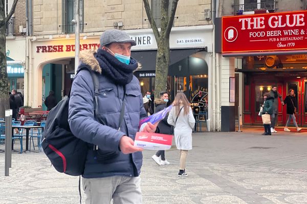 Après une matinée passée sur le marché de Châlons-en-Champagne, Rémy Cruz a également tenté de convaincre les Rémois dans l'après-midi, samedi 22 janvier 2022.