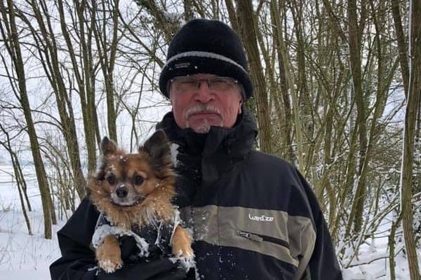 Serge Leduc et son chihuahua, mordu en mai dernier par un malamute de 45 kg.