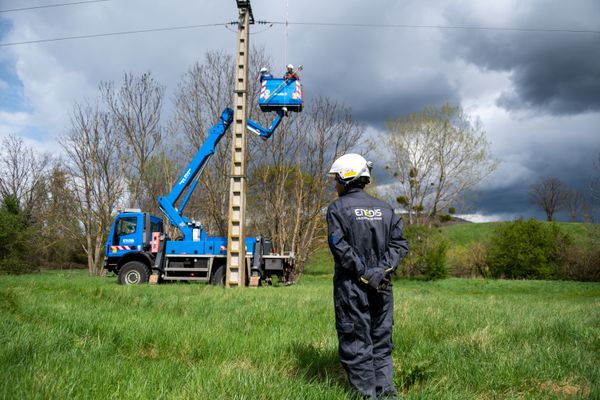 Des agents d'Enedis en intervention après le passage d'une tempête.