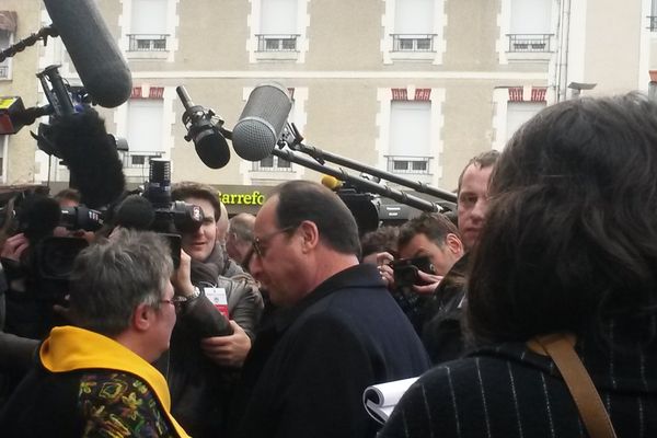 François Hollande avant la cérémonie des voeux aux territoires s’offre une balade en ville, une visite très médiatique.