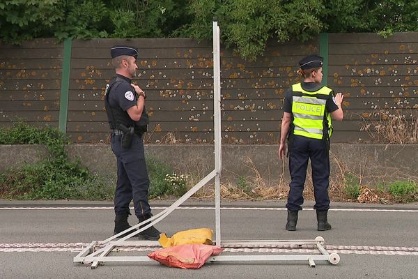 Contrôle à la frontière belge des coffres de véhicules pour y trouver d'éventuels feux d'artifice, armes ou jerricans d'essence.