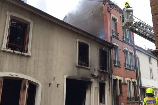 Un important incendie s'est déclaré dans le centre-ville de Louhans samedi 6 mai 2017