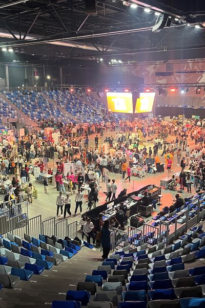 1 300 collégiens et lycéens venus de toute la Bretagne sont venus défendre leurs projets de mini-entreprises dans l'enceinte de la Glaz Arena de Cesson-Sévigné près de Rennes sous l'égide de l'association Entreprendre pour apprendre.