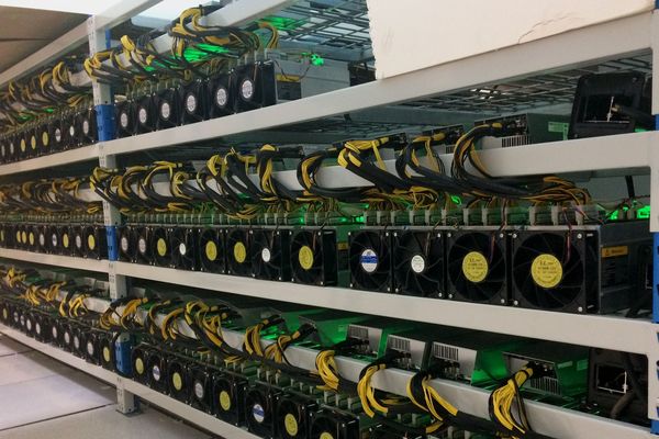 Le bitcoin est généré par des ordinateurs. Le principe : des machines calculent pour valider les transactions de la blockchain, une sorte de grand livre de compte.