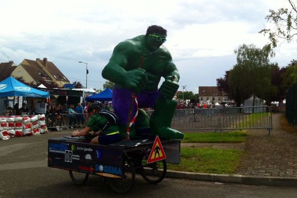 Depuis 1987, des coureurs montés sur des vélos "déjantés" traversent le quartier Saint-Jacques, à Beaune.