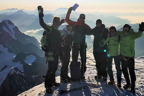 Le livret climatique brandi au sommet du mont Blanc, tout un symbole.