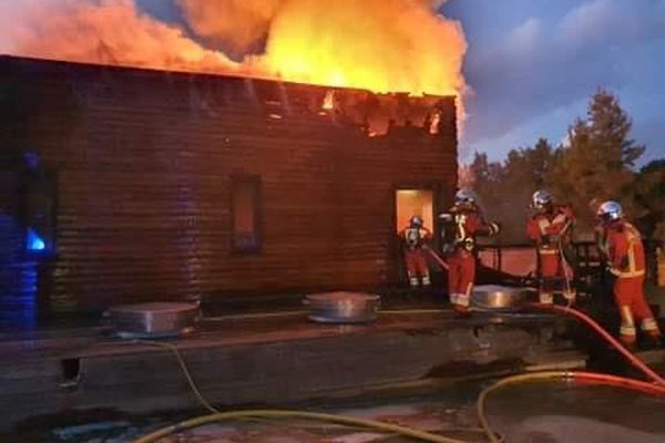 Le feu s'est vite propagé au bardage en bois recouvrant le hangar.