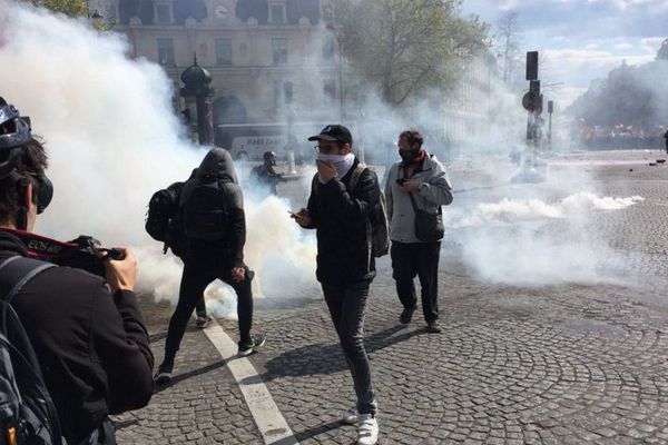 Des bouteilles en verre et des pavés, près du pont d'Austerlitz, lors de la manifestation parisienne contre la loi Travail, le 28 avril 2016.