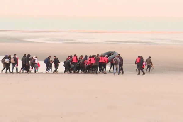 Des migrants tentent une traversée depuis une plage de la côte d'Opale, dans le Pas-de-Calais (image d'archives).