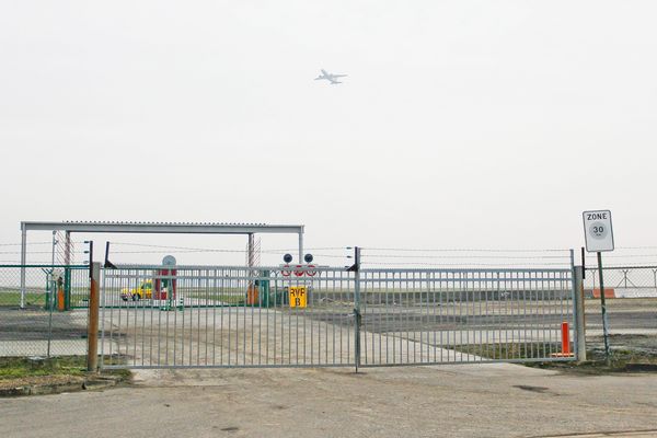 Le 18 février 2013, huit individus cagoulés ont pénétré sur le tarmac de l'aéroport de Zaventem pour braquer un avion à bord duquel se trouvaient des diamants, des lingots d'or et et des pierres précieuses.