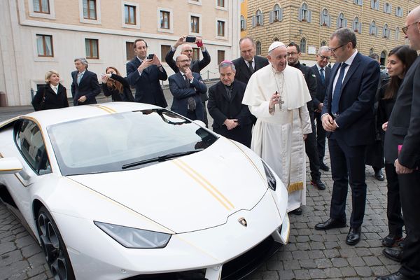 le Pape François et sa  Lamborghini Huracán lors d'une cérémonie au Vatican en novembre 2017.