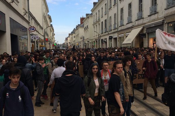 Les lycéens sont notamment passés par la rue Nationale, dans le centre-ville.