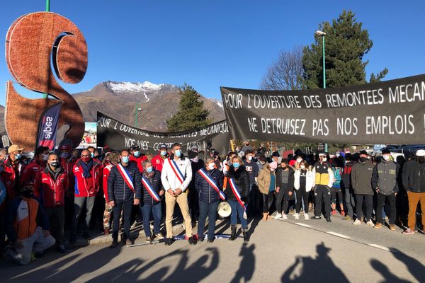 Commerçants, moniteurs de ski, élus..., près de 300 personnes ont manifesté ce lundi 30 novembre 2020 au 2 Alpes pour l'ouverture des remontées mécaniques à Noël.