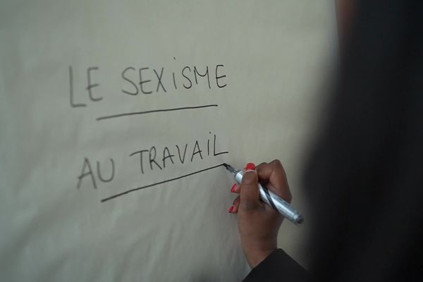 Huit femmes sur 10 se disent régulièrement victimes de sexisme au travail, selon le rapport du Haut Conseil à l'Égalité dévoilé en janvier 2024.