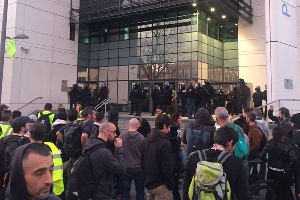 Rassemblement de protestation après l'arrestation des six militants, samedi 16 mars à Bordeaux, devant le commissariat de police. 