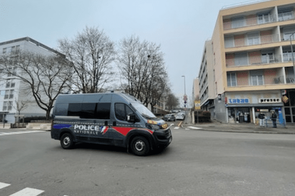 Les faits se sont déroulés dans le quartier de Fontaine d’Ouche, à Dijon, où trois individus ont été placés en détention ce 19 mars 2024.