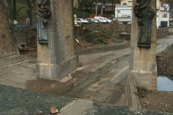 Le pont à l'entrée de Lamalou-les-bains a été dégagé des tonnes de débris entassés par la vague.