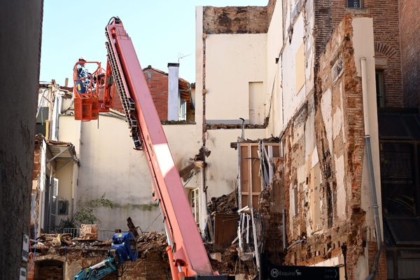 Travaux de destruction après l'effondrement d'un immeuble situé rue Saint-Rome, dans le cœur historique de la ville de Toulouse. Une nouvelle étude sur le bâti dégradée a été décidée.