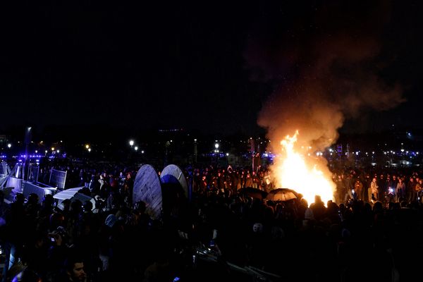 Un feu allumé sur la place de la Concorde par les manifestants ce vendredi soir.