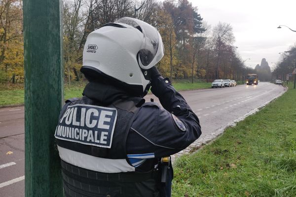 Un motard de la police municipale parisienne, lors d'une opération de contrôle.