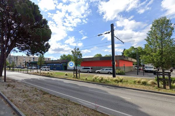 Un incendie a détruit un commerce d'alimentation générale d'Avignon dans la nuit de lundi à mardi.