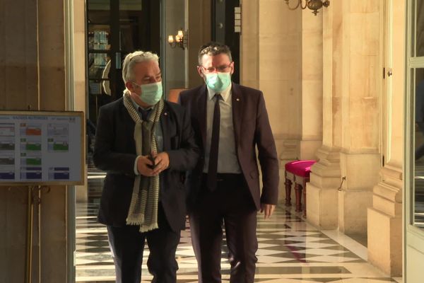 Le député héraultais Christophe Euzet (à droite sur la photo) sortant de la séance de l'Assemblée Nationale où sa proposition de loi contre la discrimination à l'accent a été largement adoptée en première lecture.