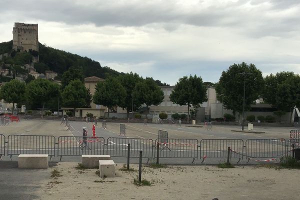 La place du Champ-de-Mars à Crest où seront projetés les films par La Scop Le Navire à partir du mardi 12 mai