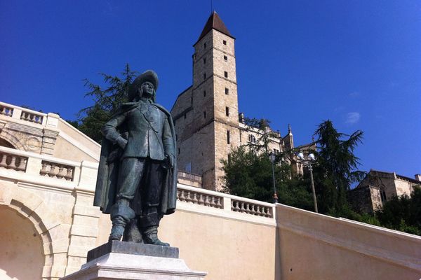 La statue de D'Artagnan se situe à Auch, au pied de l'escalier monumental.