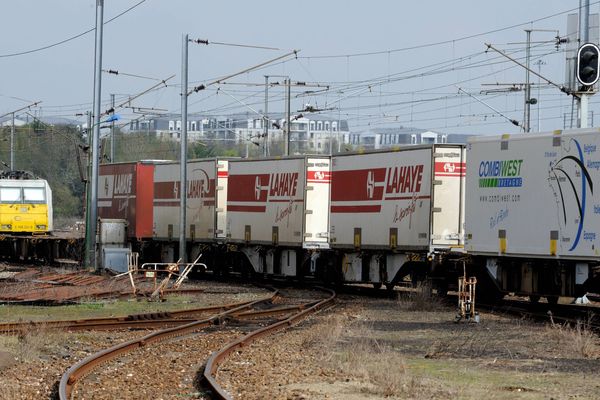 Le train Combiwest. Les conteneurs mobiles circulent sur rail entre Rennes et Lyon. 03/2011