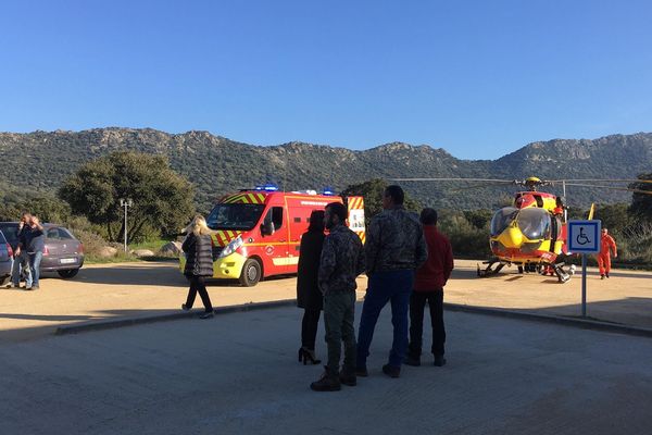 Un jeune homme blessé à l'aine a été héliporté vers le centre hospitalier de Bastia. Son pronostic vital n'est pas engagé.