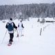 La raquette à neige est une activité hivernale abordable financièrement et physiquement.