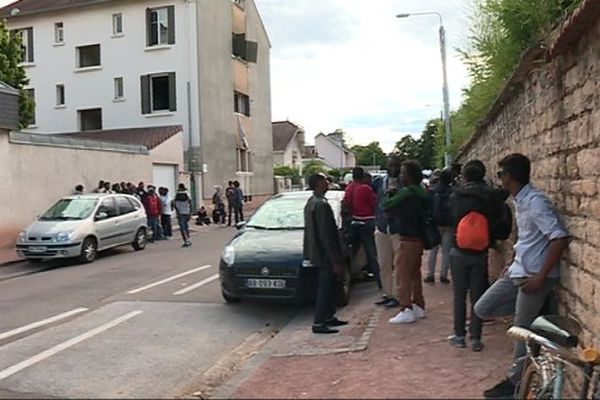 Des demandeurs d’asile qui s'étaient installés dans des logements vides rue Clément Janin, à Dijon, en ont été expulsés vendredi 15 juillet 2016. 