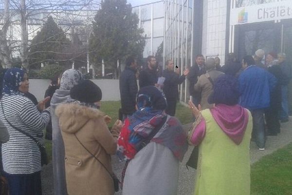 Les habitants du Mirail devant le siège de leur bailleur HLM