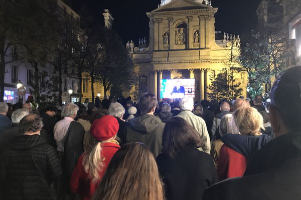 Plusieurs centaines de personnes se sont réunies devant la Sorbonne pour assister à l'hommage national à Samuel Paty.