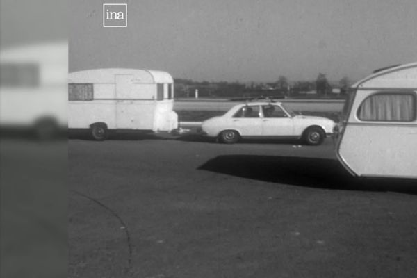 Voyager léger ou avec la caravane, depuis des décennies, les autoroutes permettent d'accéder aux lieux de vacances des automobilistes (archives)