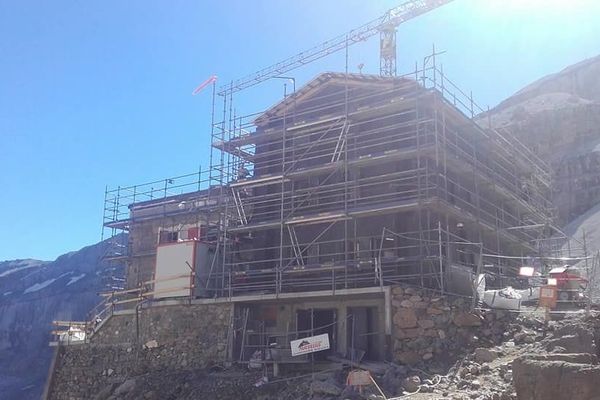 En pleins travaux, le refuge de la brèche de Roland espère rouvrir ses 10 dortoirs aux randonneurs au mois d'août.