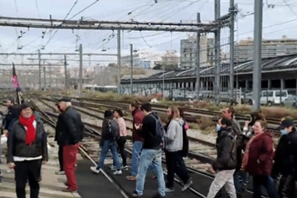 Le trafic a été interrompu, aujourd'hui, à la gare Saint-Charles. 500 personnels de l'Éducation nationale ont manifesté contre la réforme des retraites.