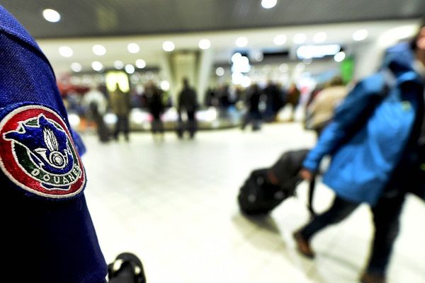 Les contrôles douaniers aux aéroports vont être renforcés.