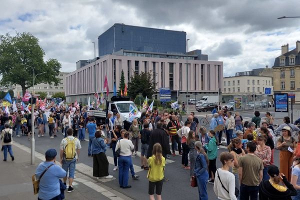 Des milliers de personnes se sont une nouvelle fois mobilisées à Caen (Calvados) pour dire "Non" et faire barrage au Rassemblement National. Les participants défilent dans les rues dans une ambiance calme et familiale.